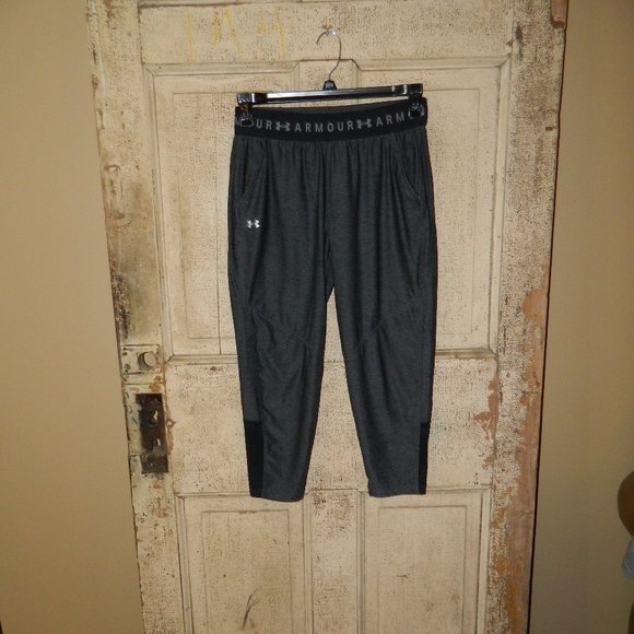 Under Armour Spell Out Womens Capris Size Small (U-16) - Picture 1 of 5